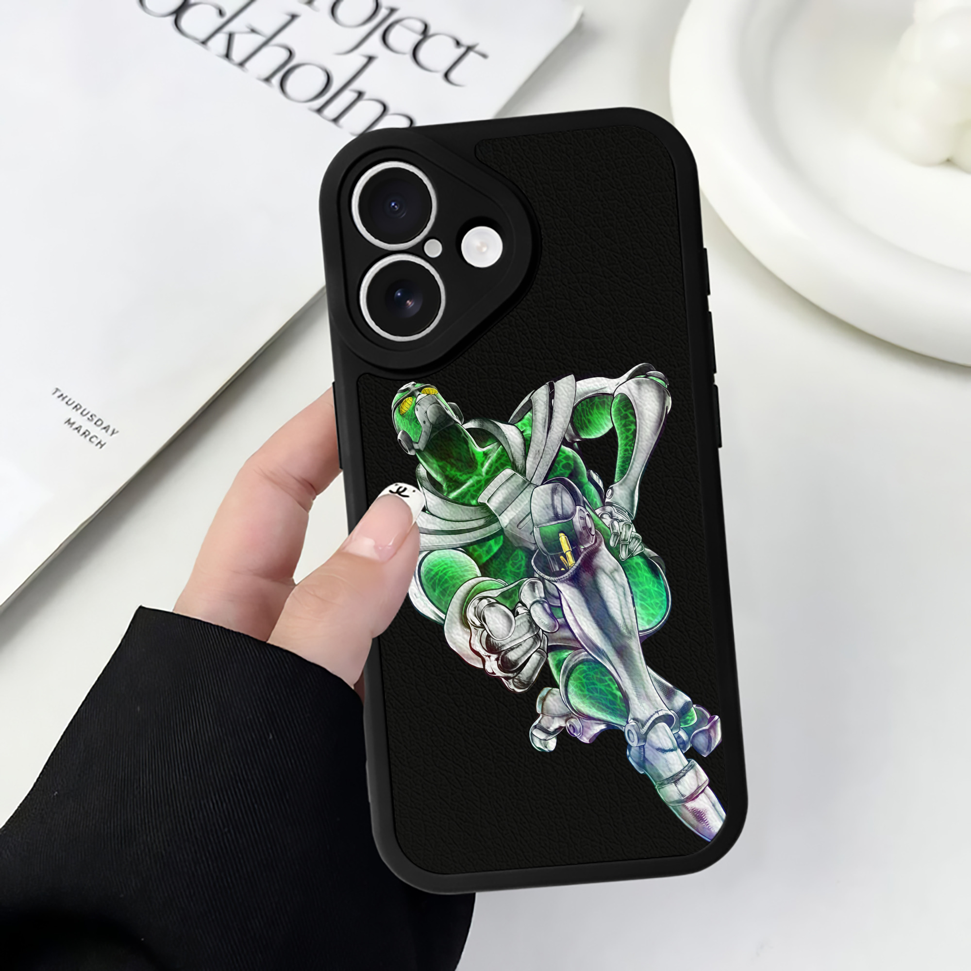 （画像用） ジョジョの奇妙な冒険 花京院 典明（かきょういん のりあき） JoJo's Bizarre Adventure Kakyoin Noriaki 【iPhone 16シリーズ対応】シリコンスマホケース（レザー調） 材質：シリコン